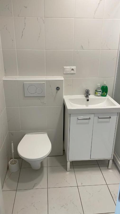 Moderny Novy Byt S Bezplatnym Parkovanim V Objekte, Self-Checking Bratislava Bagian luar foto